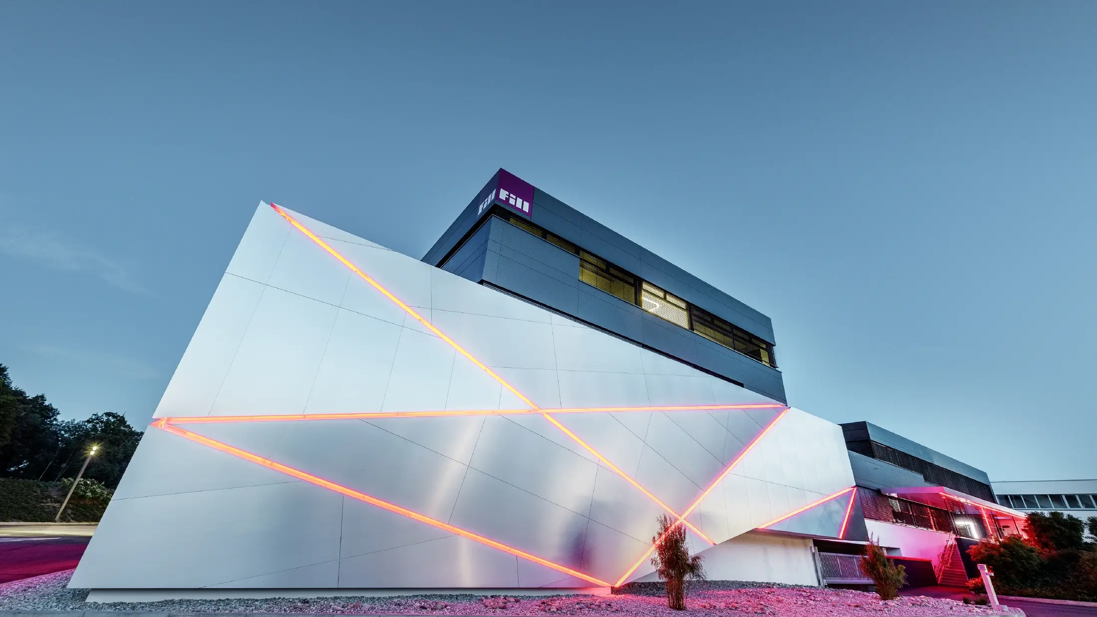 Zgrada firme Fill s futurističkom fasadom iz aluminijskih kompozitnih ploča iz četkanog aluminija i pozadinski osvijetljenim reškama