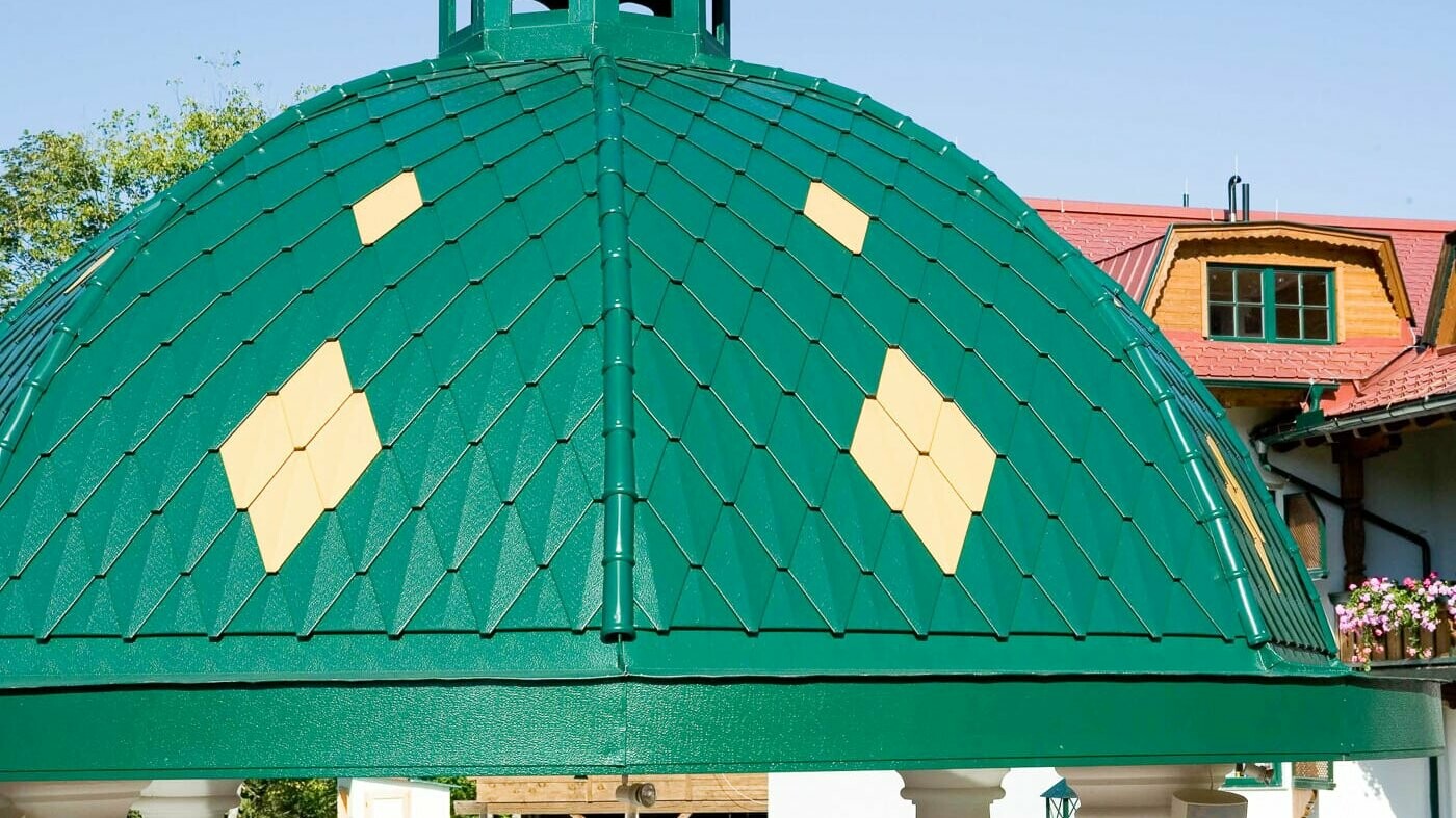 Okrugla kupola pokrivena malim PREFA rombom u mahovinasto zelenoj boji