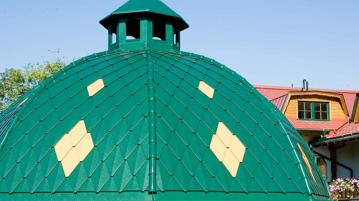 Okrugla kupola pokrivena malim PREFA rombom u mahovinasto zelenoj boji