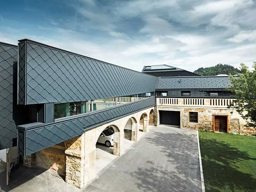Okružna upravna služba Völkermarkt mješavina je stare i nove građevinske konstrukcije, prizemlje je izrađeno od starog kamenog zida, gornji kat obložen je modernim PREFA krovnim rombom 29 × 29 u antracit boji.