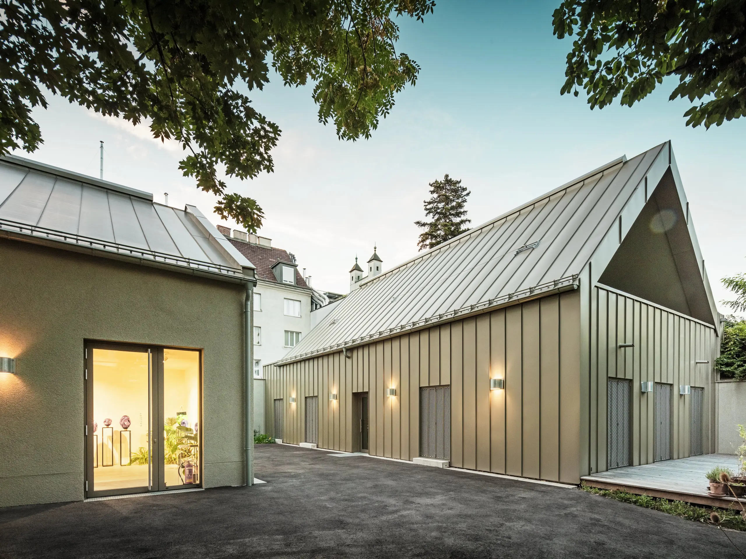 Bočni pogled na Studio Comploj u Beču s PREFALZ aluminijskom fasadom u P.10 Prefabronze. Moderni ansambl staklarije, galerije i stambenog prostora spaja obrtništvo i arhitekturu.