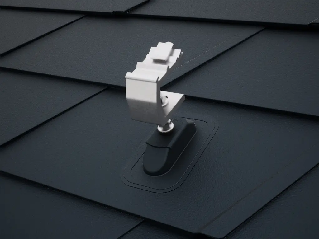 Detaljan prikaz solarni držač PRE-VARIO Sunny, montiranog na tamni PREFA krov s krovnim šindrama DS.19.