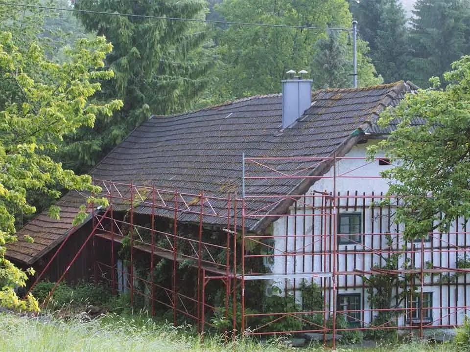 Stara obiteljska kuća prije sanacije krova PREFA proizvodima.