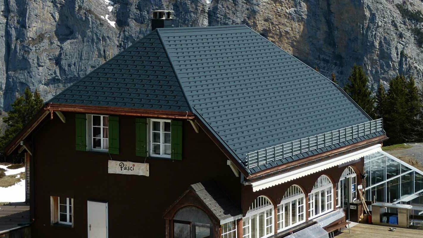 Sanacija krova planinarskog doma s dvostrešnim krovom sa zasjekom PREFA krovnom šindrom i snjegobranima