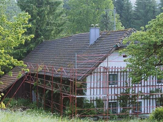 stari krov kuće na livadi malo prije sanacije PREFA krovnom šindrom, sa skelom