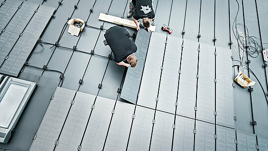 Na modernom krovu u Meschedeu, Njemačka, po prvi je put instaliran inovativni PREFALZ solarni modul. Bezokvirni staklo/staklo PV moduli s TOPCon tehnologijom ćelija elegantno se uklapaju u krovnu površinu od oko 97 m² i pružaju impresivnih 18 kWp snage. Niska nagibnost omogućuje poboljšani efekt samoprilaganja i naglašava estetiku zgrade. Kvalitetno PREFALZ rješenje kombinira dizajn, učinkovitost i održivost – idealno za zahtjevne investitore.