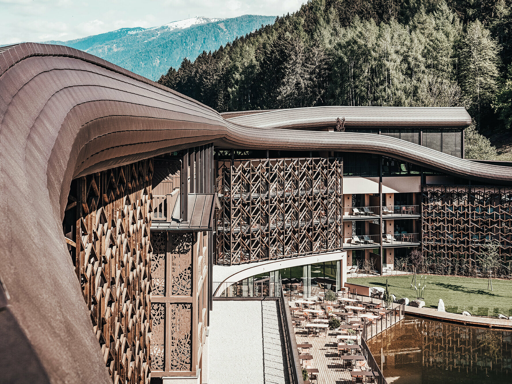 Die Dachwelle im Detail des Falkensteinerhotels in Südtirol.