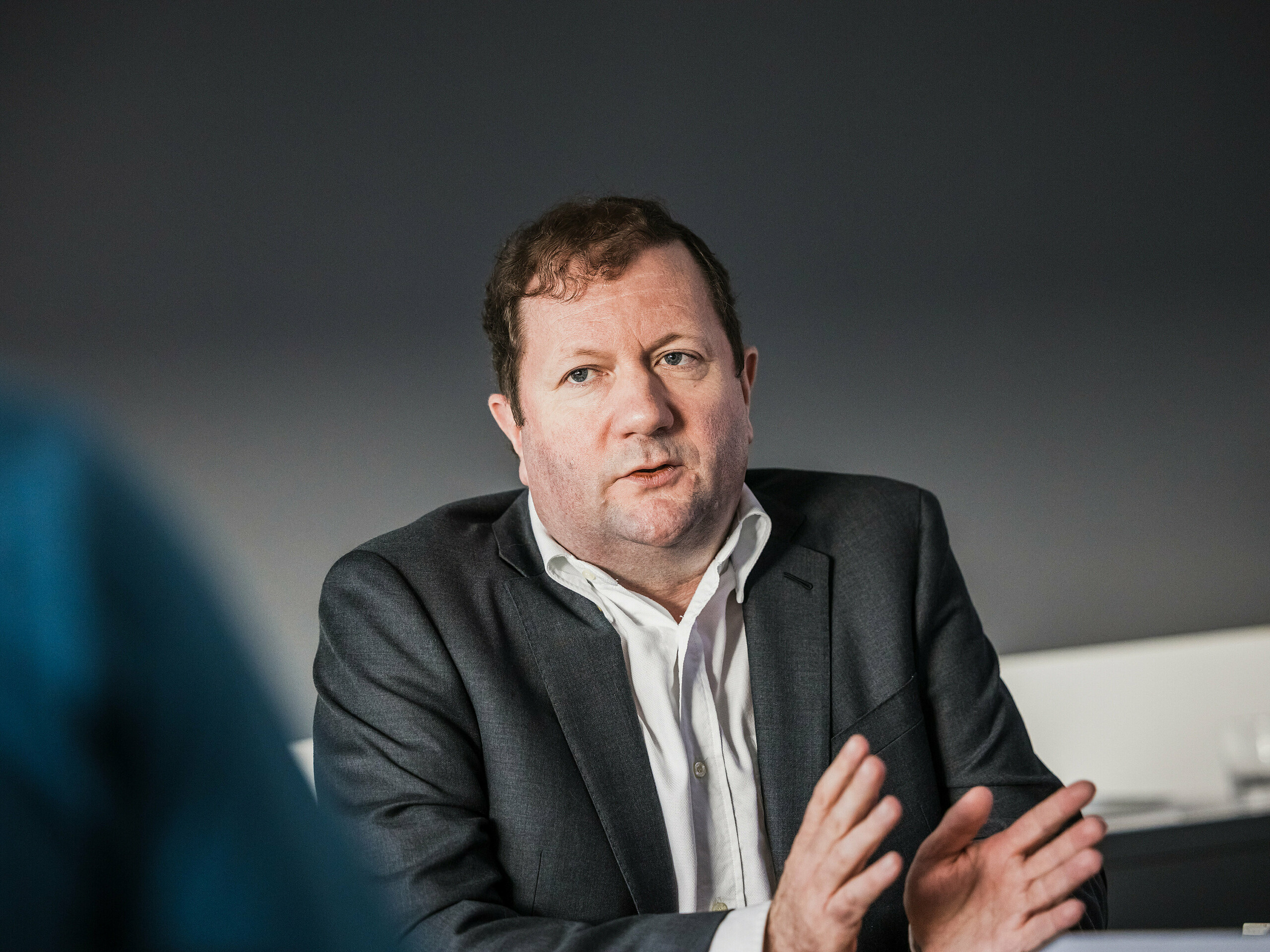 Pierre Hiblot, direktor obiteljske tvrtke Quemard iz Bretanje, osnovane 1946. godine. Zanatska savršenost tvrtke Quemard čini fasadu Collège Léontine Dolivet ne samo vizualno privlačnom, već također jamči dugovječnost i otpornost na vremenske uvjete.