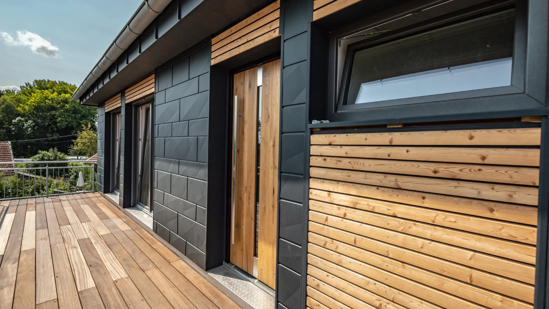 Oblikovanje fasade kombinacijom materijala aluminija - PREFA Siding.X u antracit boji - i horizontalnih drvenih letvi.