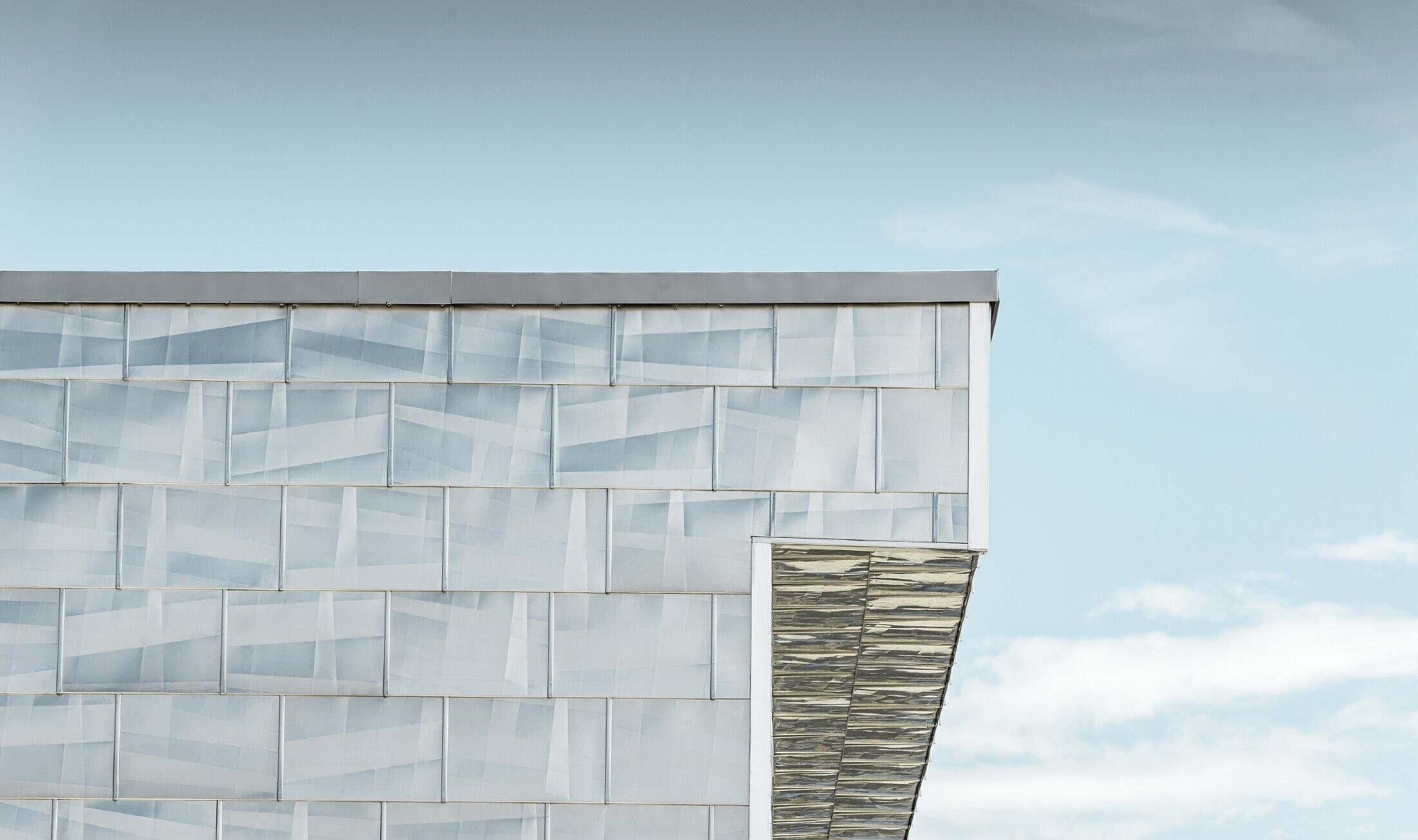 PREFA fasadni paneli FX.12 u prirodnom aluminiju na fasadi zgrade Cry d'Er Club d'Altitude. 