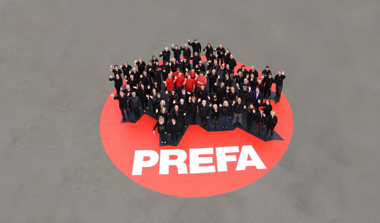 Slika osobe za kontakt tvrtke PREFA koja maše.
