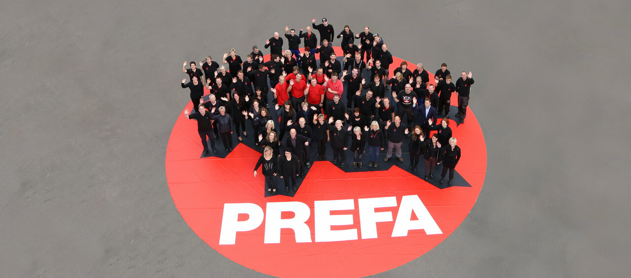 Slika osobe za kontakt tvrtke PREFA koja maše.