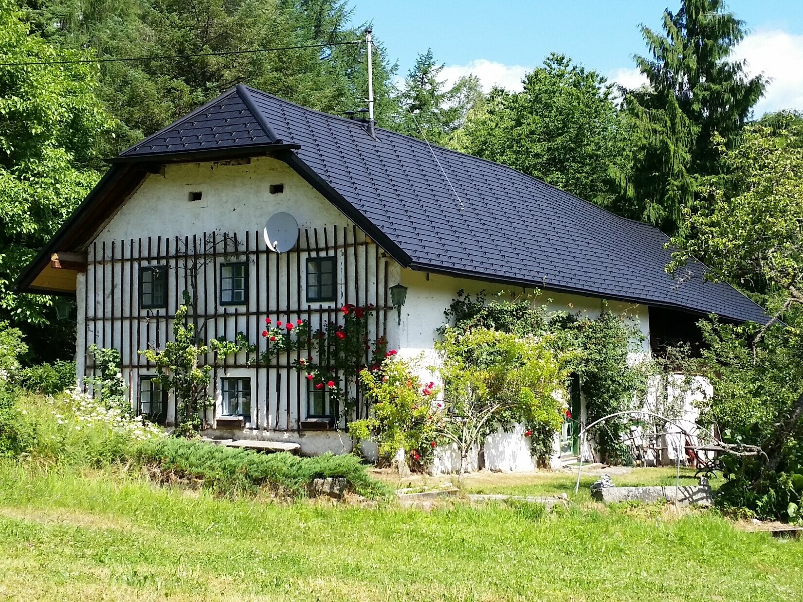 Staro krovište kuće Wiesenhaus stare 400 godina izvorno je bilo namijenjeno za slamnati krov. Stoga je pri postavljanju novog pokrova prvenstveno trebalo paziti na malu težinu. Iz tog razloga investitor se odlučio za lagani i fleksibilni PREFA aluminijski krov.