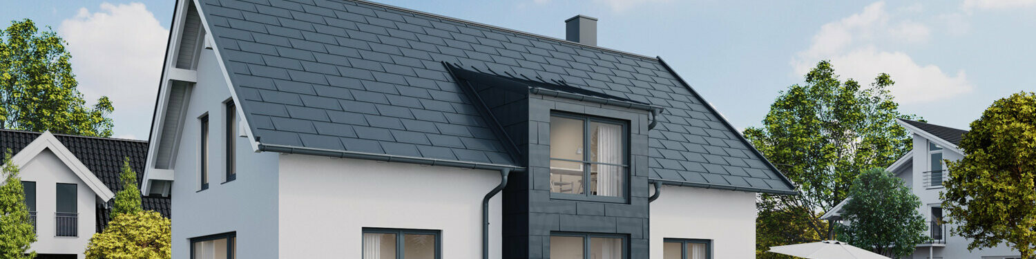 Obiteljska kuća s dvostrešnim krovom s PREFA krovnim pločama R.16 i fasadnim panelima FX.12 u P.10 antracit boji 