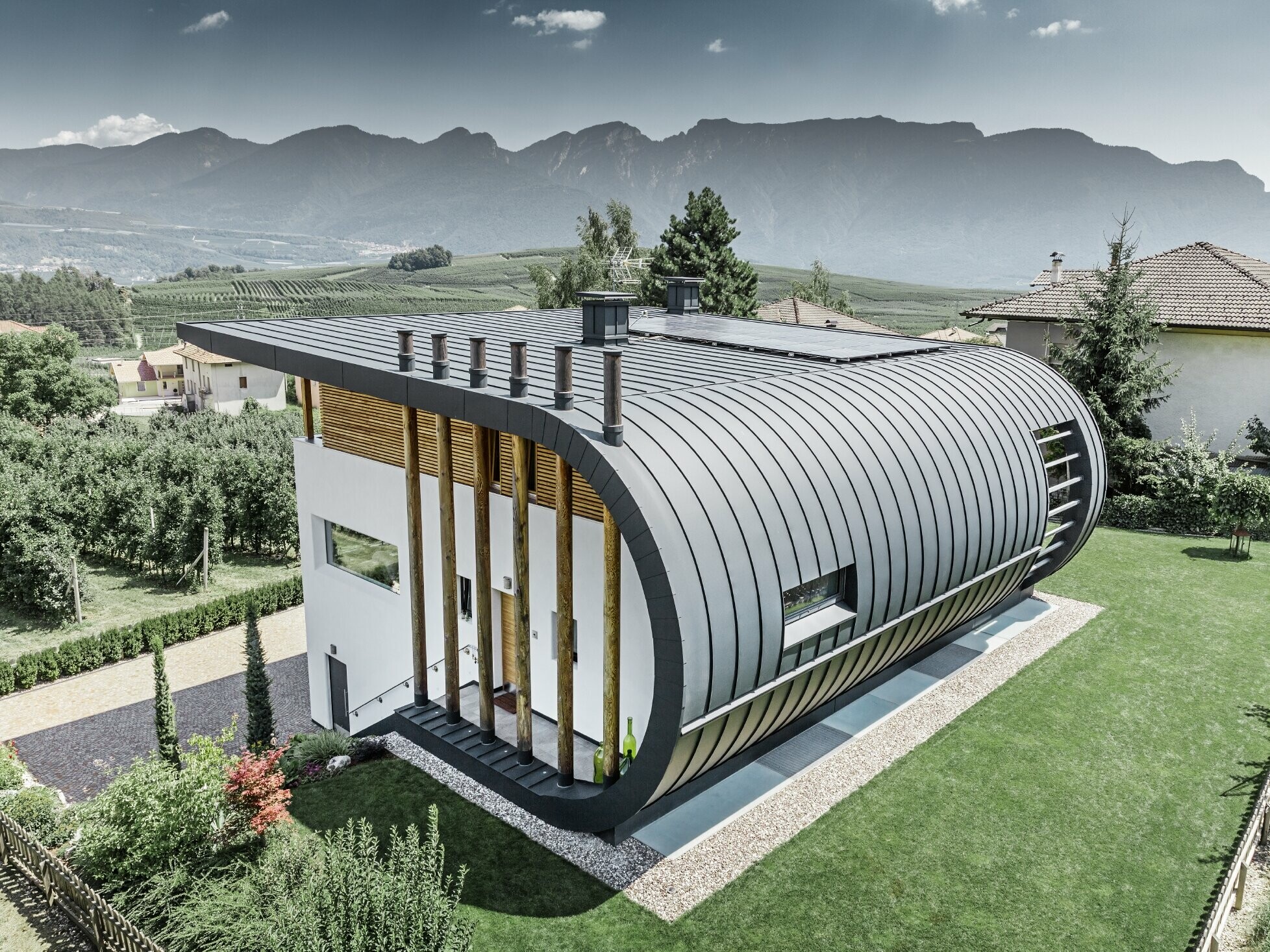 Snimka iz zraka kuće Casa Giovannini u Italiji sa zaobljenom fasadom sa sustavom PREFLAZ u P.10 antracit boji.