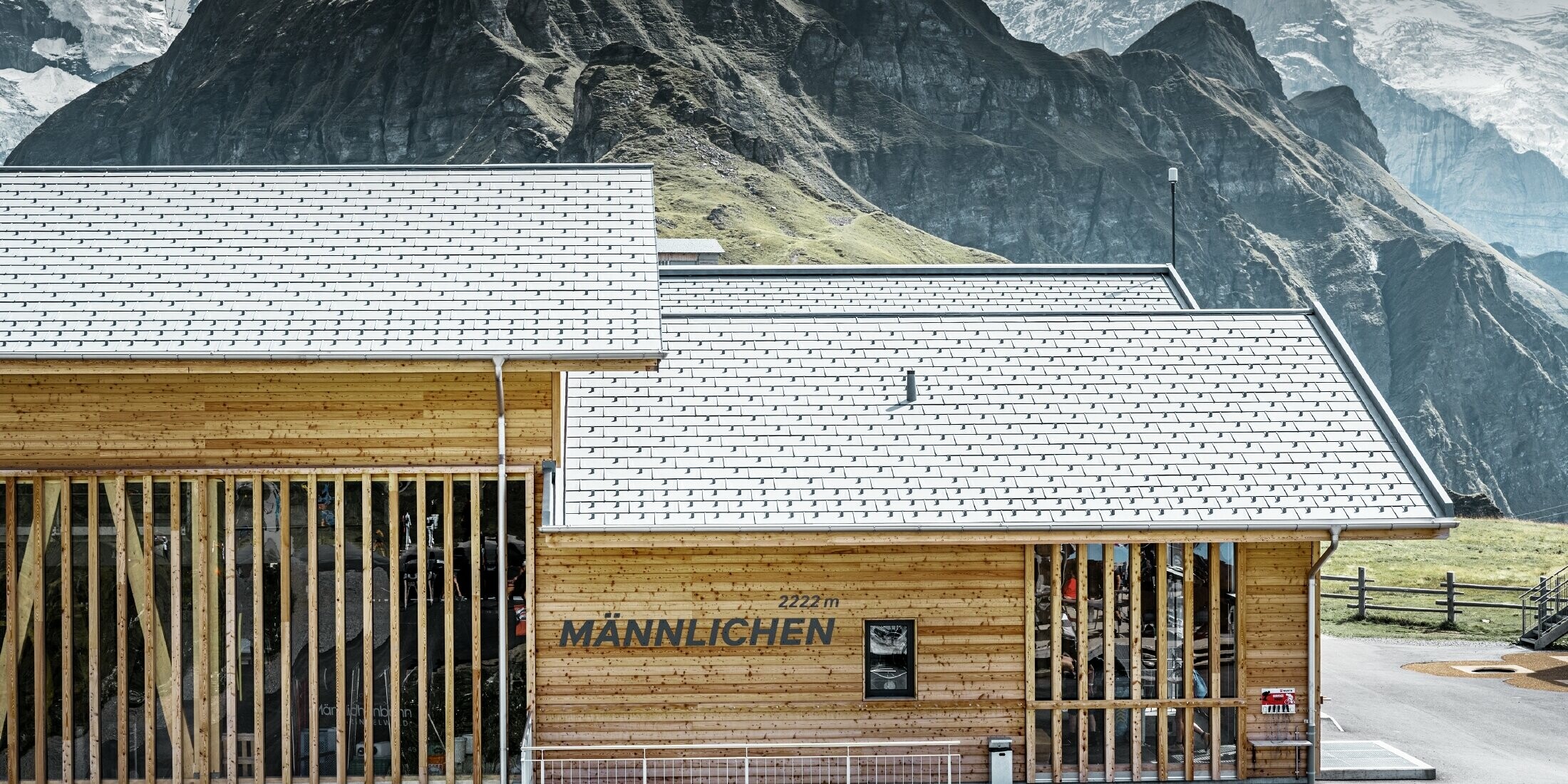 Planinska postaja Grindelwald-Mannlichen prekrivena PREFA krovnom pločom R.16 u P.10 kameno sivoj boji