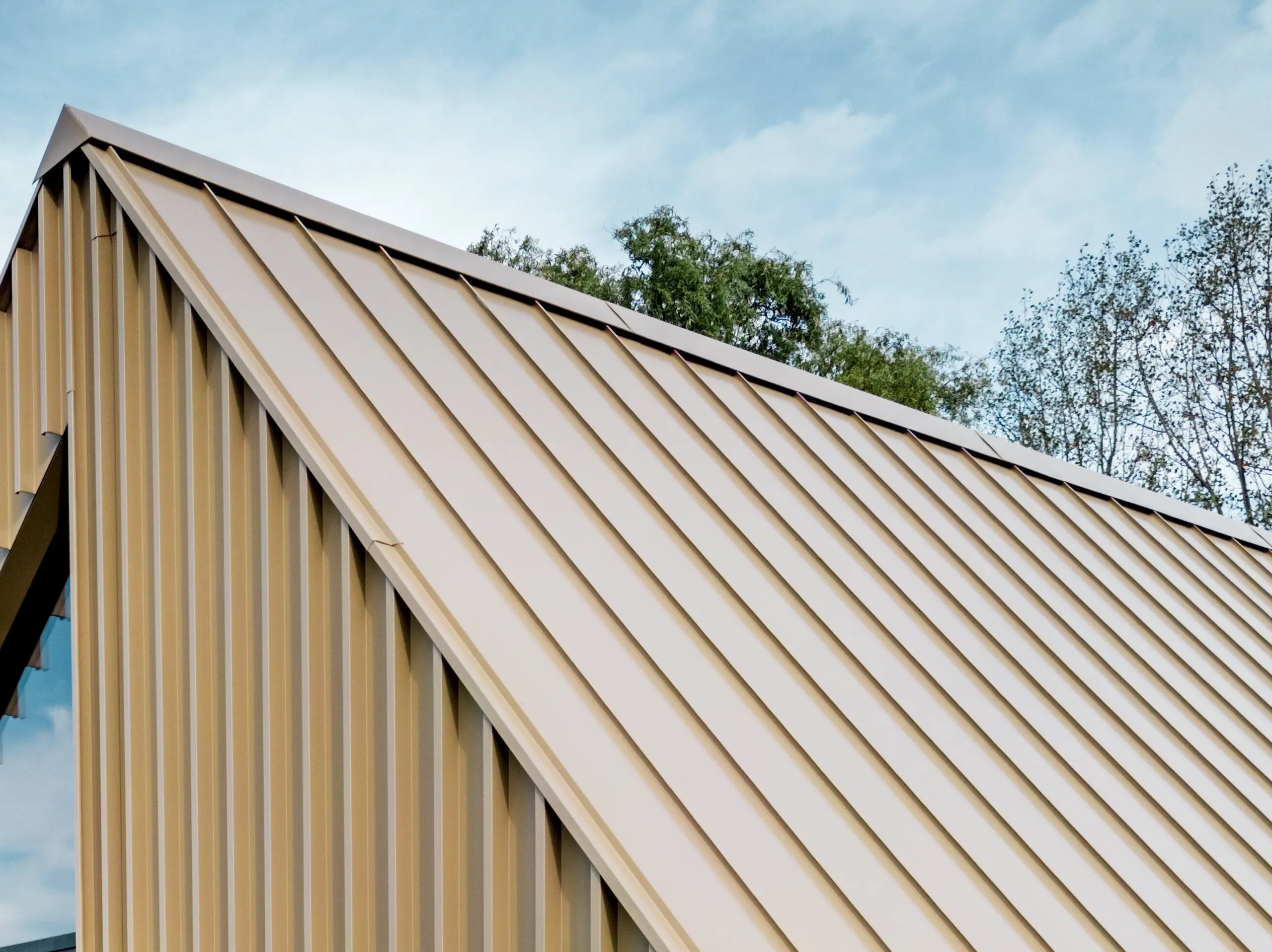 PREFA Falzonal Fassade im Farbton Neukupfer