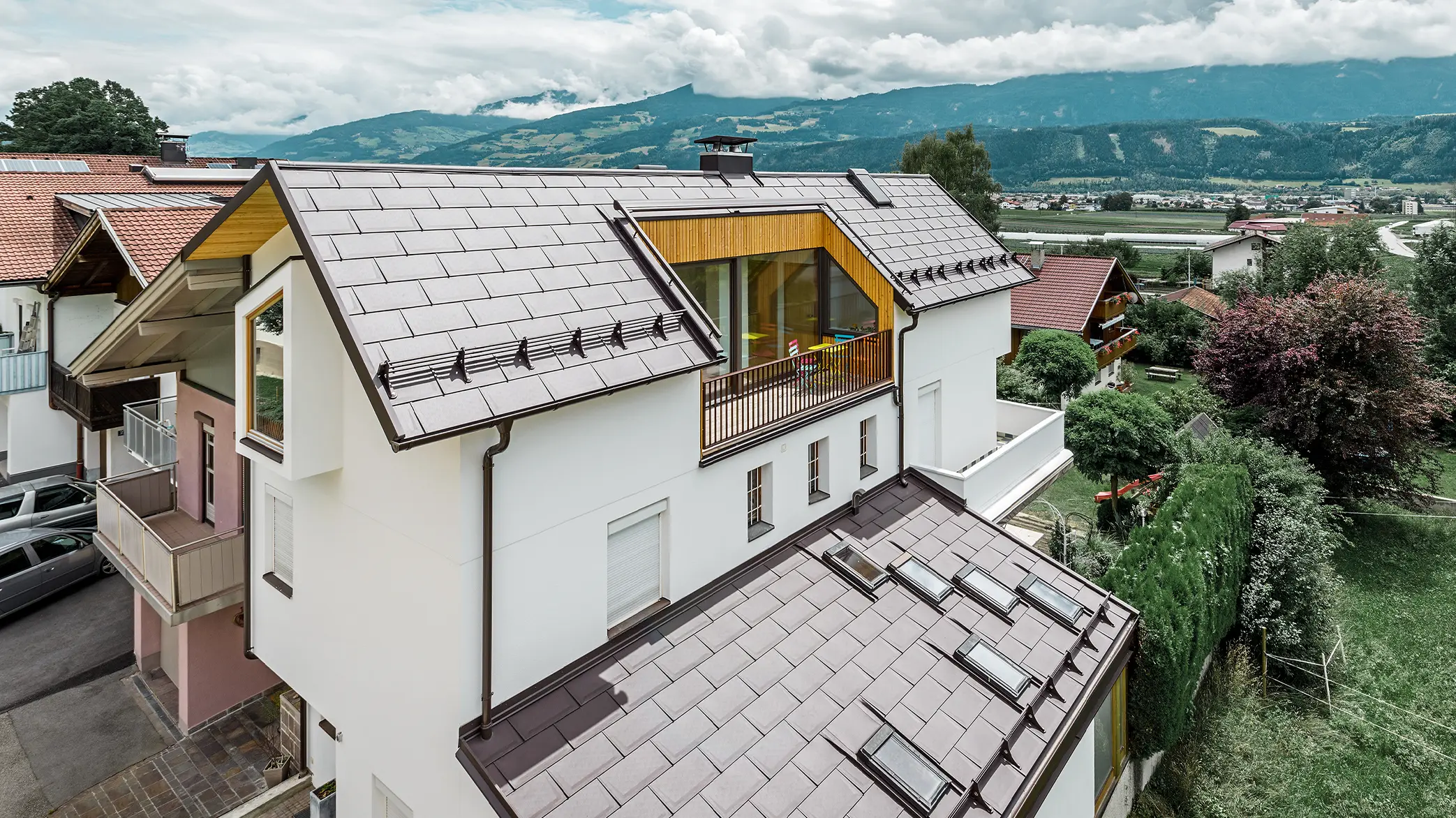 Nova stambena kuća u Thauru pokrivena je novom krovnom pločom R.16 tvrtke PREFA u smeđoj boji.