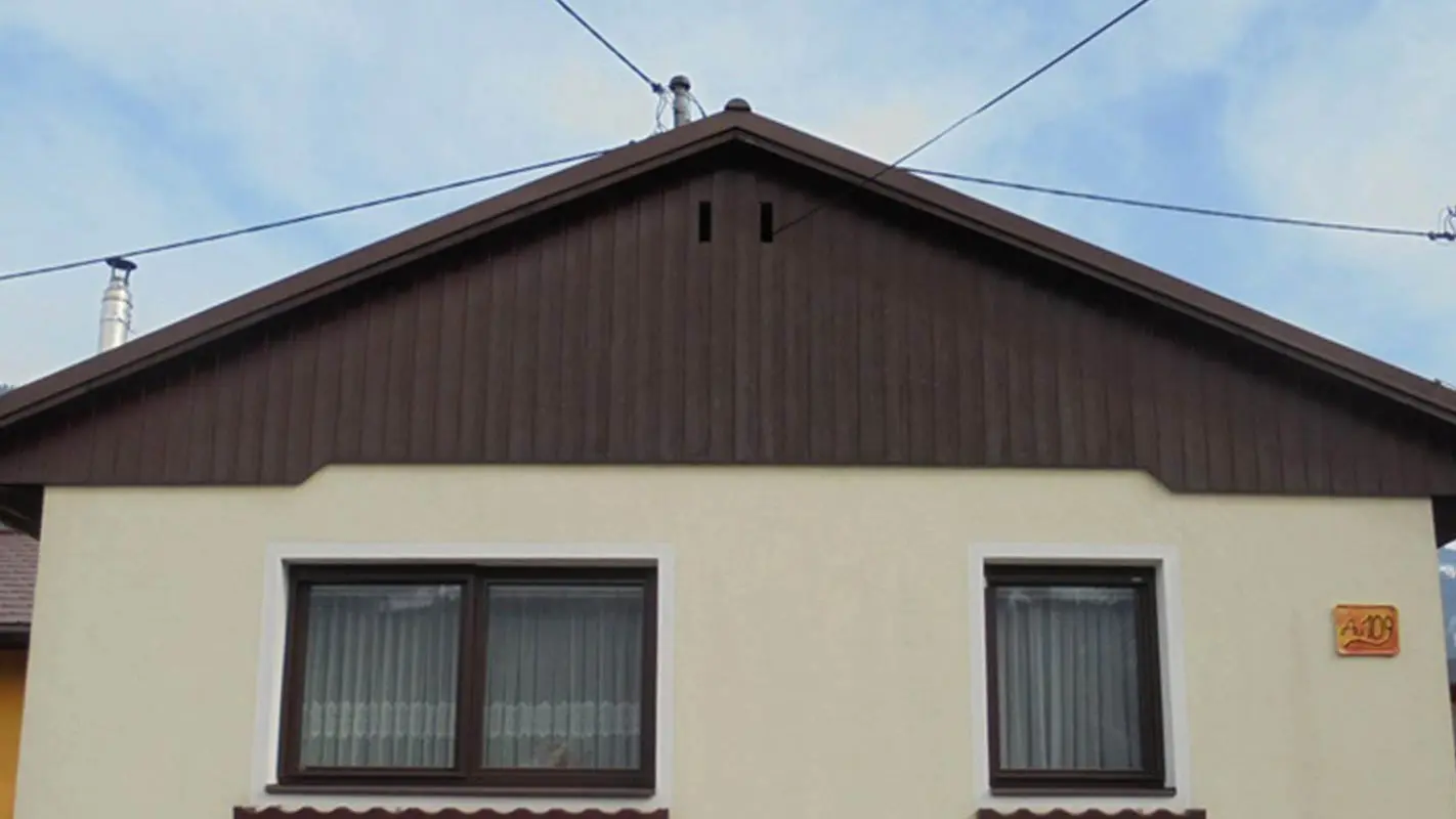 Prije sanacije fasade zabata PREFA fasadnim kazetama Siding, žuta žbukana fasada i dotrajalo drvo