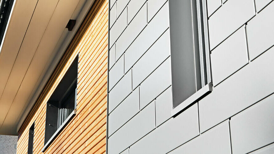 Kombinacija aluminija - PREFA kazete Siding u sivom aluminiju - i drvene fasade. Horizontalno polaganje, pomaknute reške.