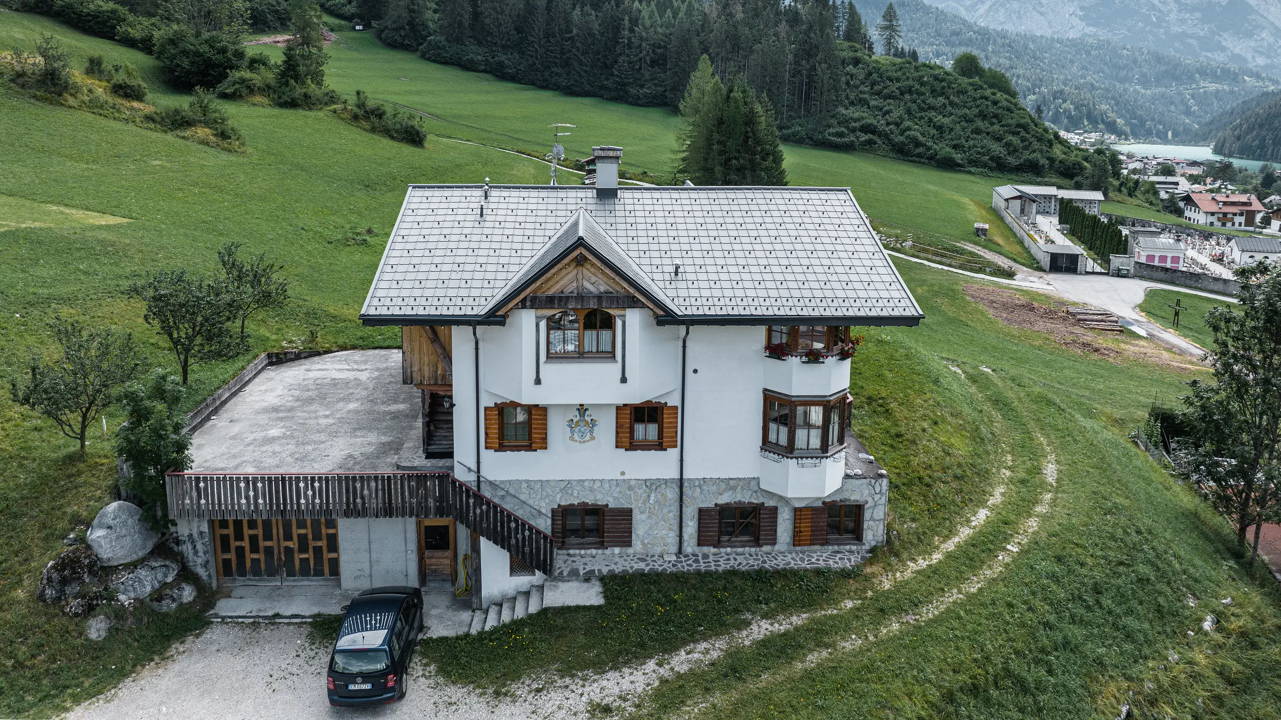 Tradicionalna planinska koliba u Auronzu di Cadoreu ponovno je prekrivena laganim i otpornim PREFA aluminijskim krovom. Za sanaciju je odabrana PREFA krovna ploča u P.10 svjetlosivoj boji. Zbog svoje male težine, diskretnog izgleda i visoke elastičnosti, provjerena PREFA krovna ploča često se koristi, posebno u projektima sanacije.