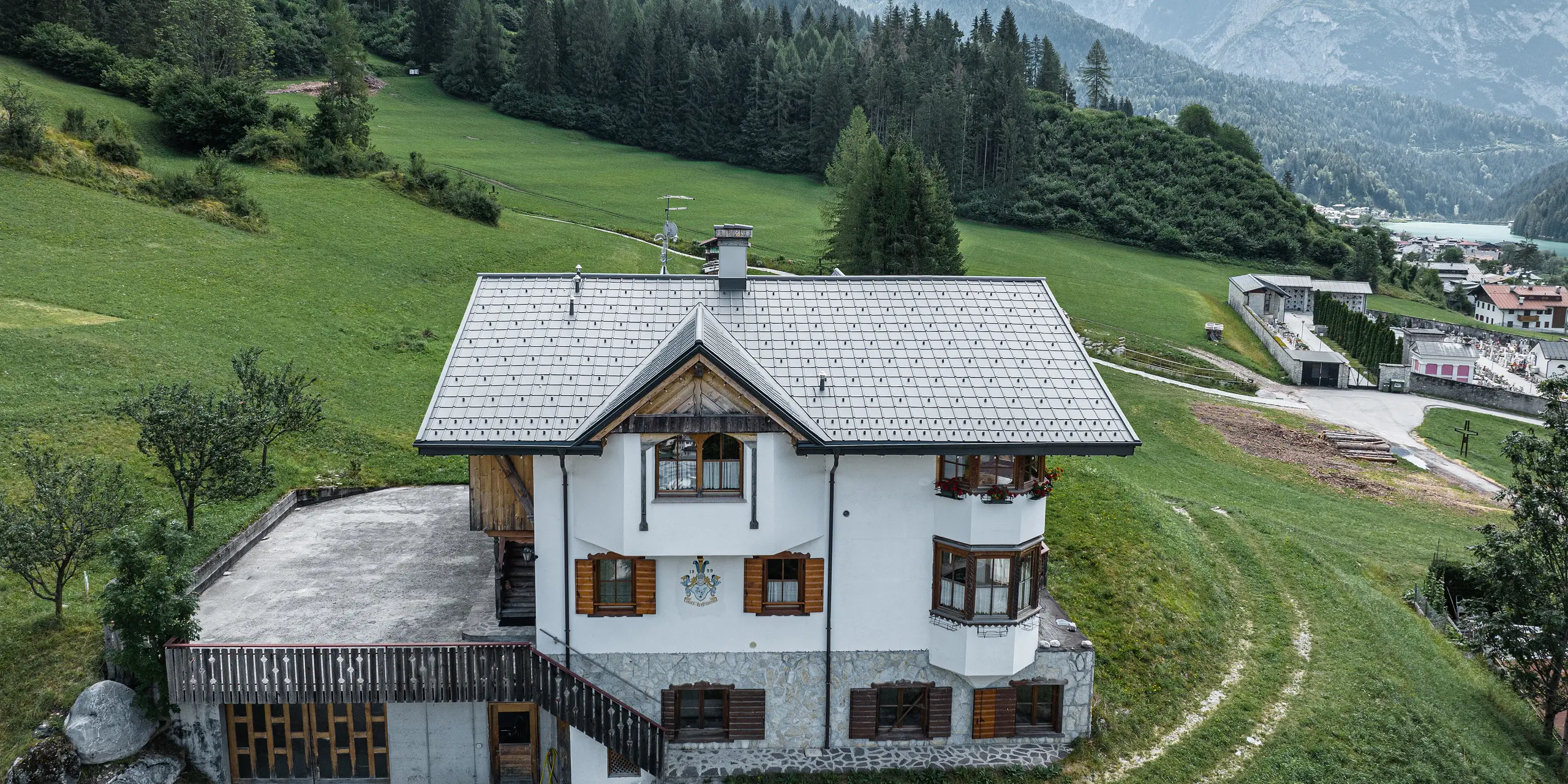 Tradicionalna planinska koliba u Auronzu di Cadoreu ponovno je prekrivena laganim i otpornim PREFA aluminijskim krovom. Za sanaciju je odabrana PREFA krovna ploča u P.10 svjetlosivoj boji. Zbog svoje male težine, diskretnog izgleda i visoke elastičnosti, provjerena PREFA krovna ploča često se koristi, posebno u projektima sanacije.