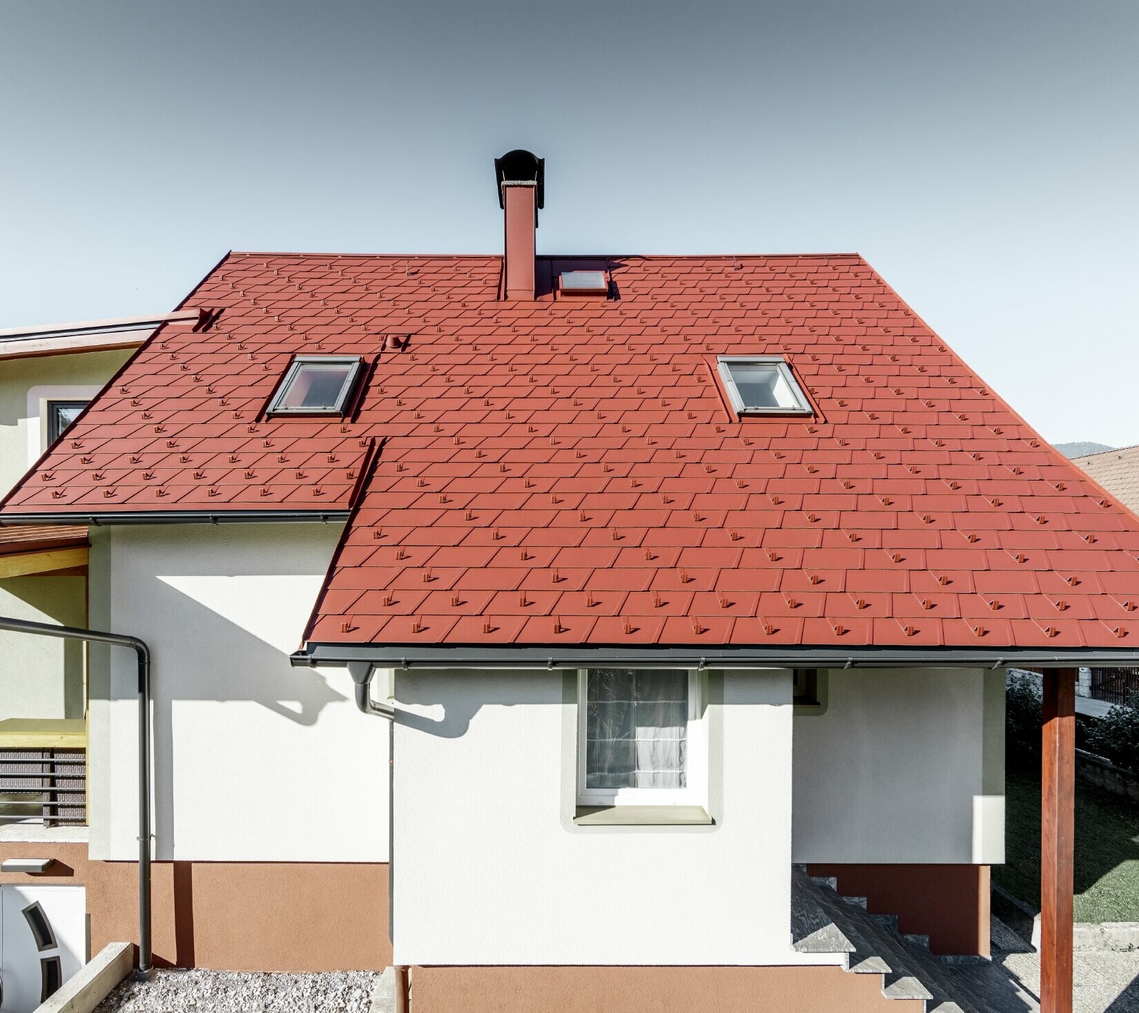Sanirana obiteljska kuća s novim krovom od krovne šindre, položena je šindra DS.19 u boji oksid crvena.