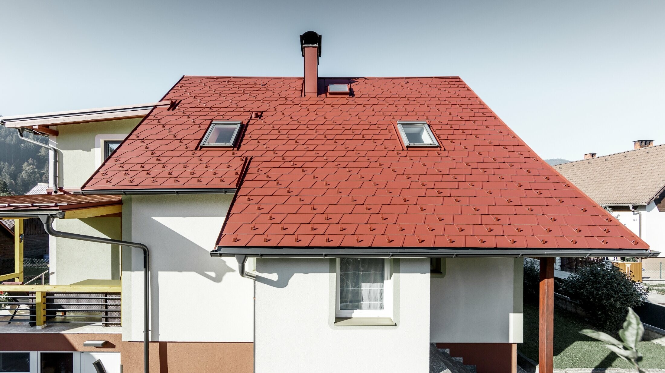 Sanirana obiteljska kuća s novim krovom od krovne šindre, položena je šindra DS.19 u boji oksid crvena.