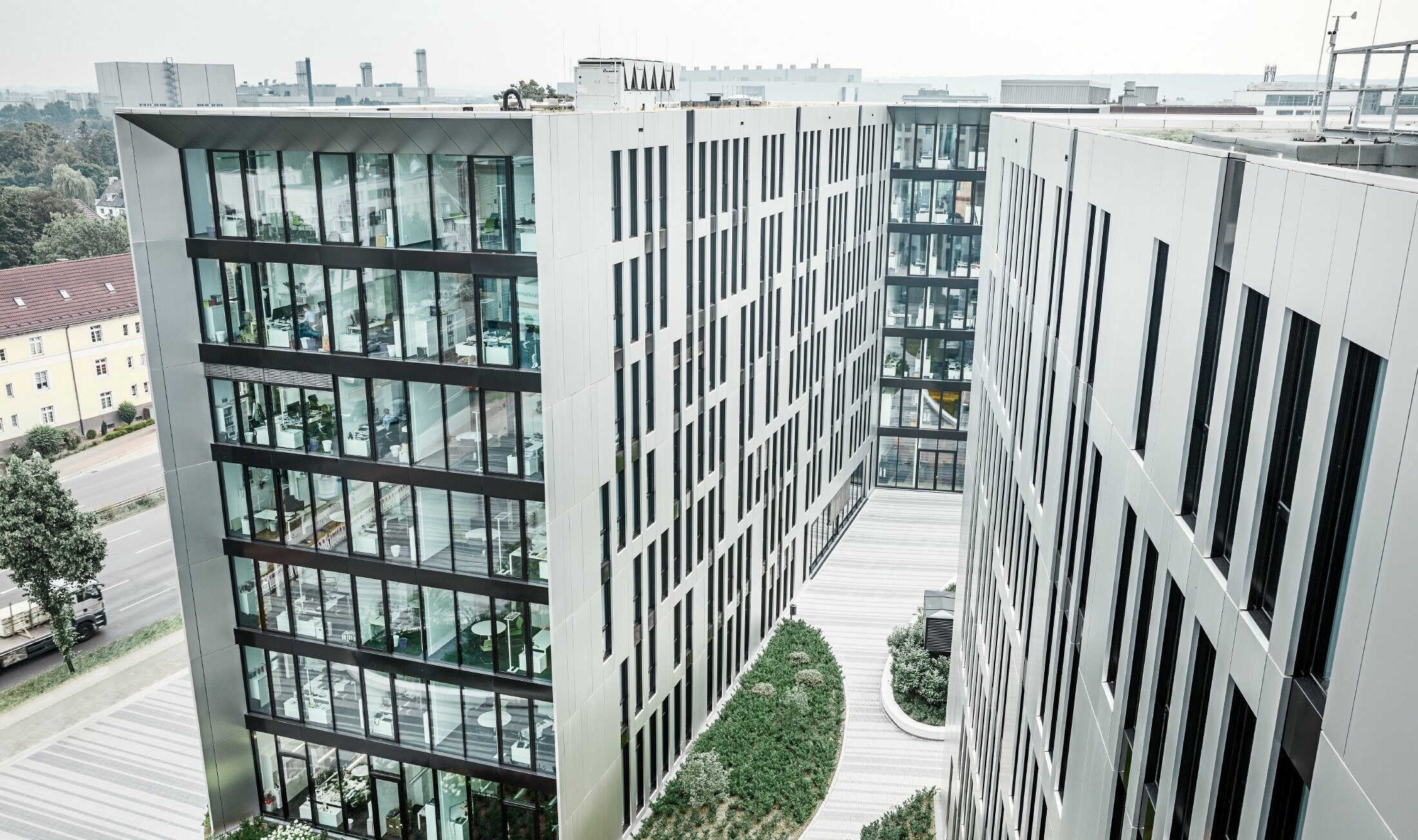 Futuristička aluminijska fasada iz aluminijskih kompozitnih ploča u četkanom aluminiju na ansamblu zgrada Clara i Robert u centru Düsseldorfa.