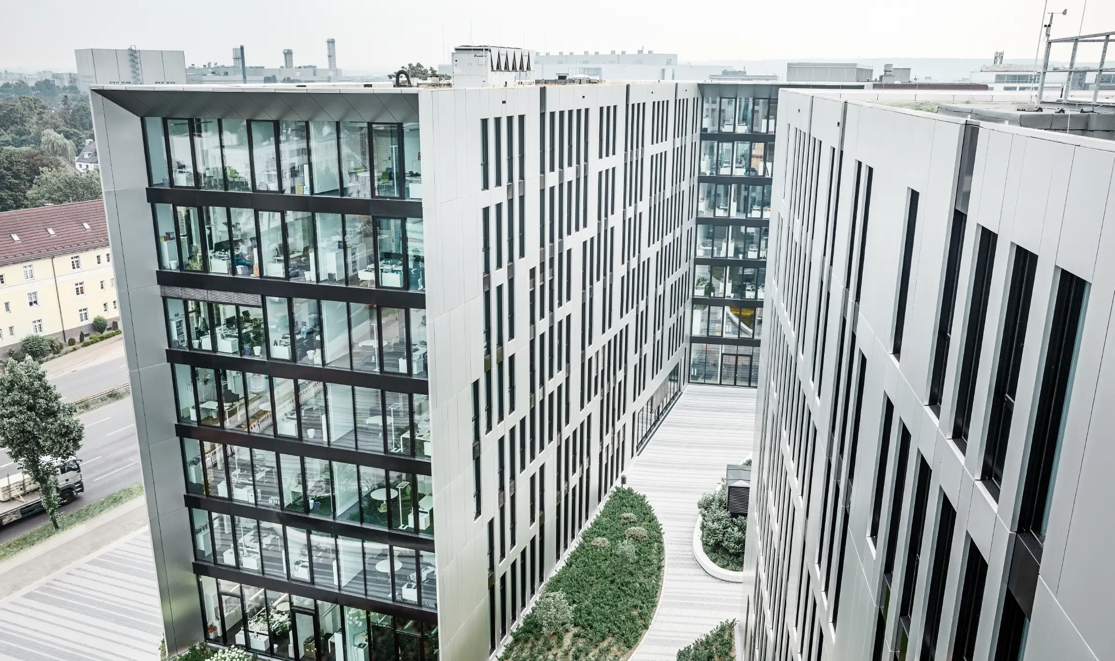 Futuristička aluminijska fasada iz aluminijskih kompozitnih ploča u četkanom aluminiju na ansamblu zgrada Clara i Robert u centru Düsseldorfa.