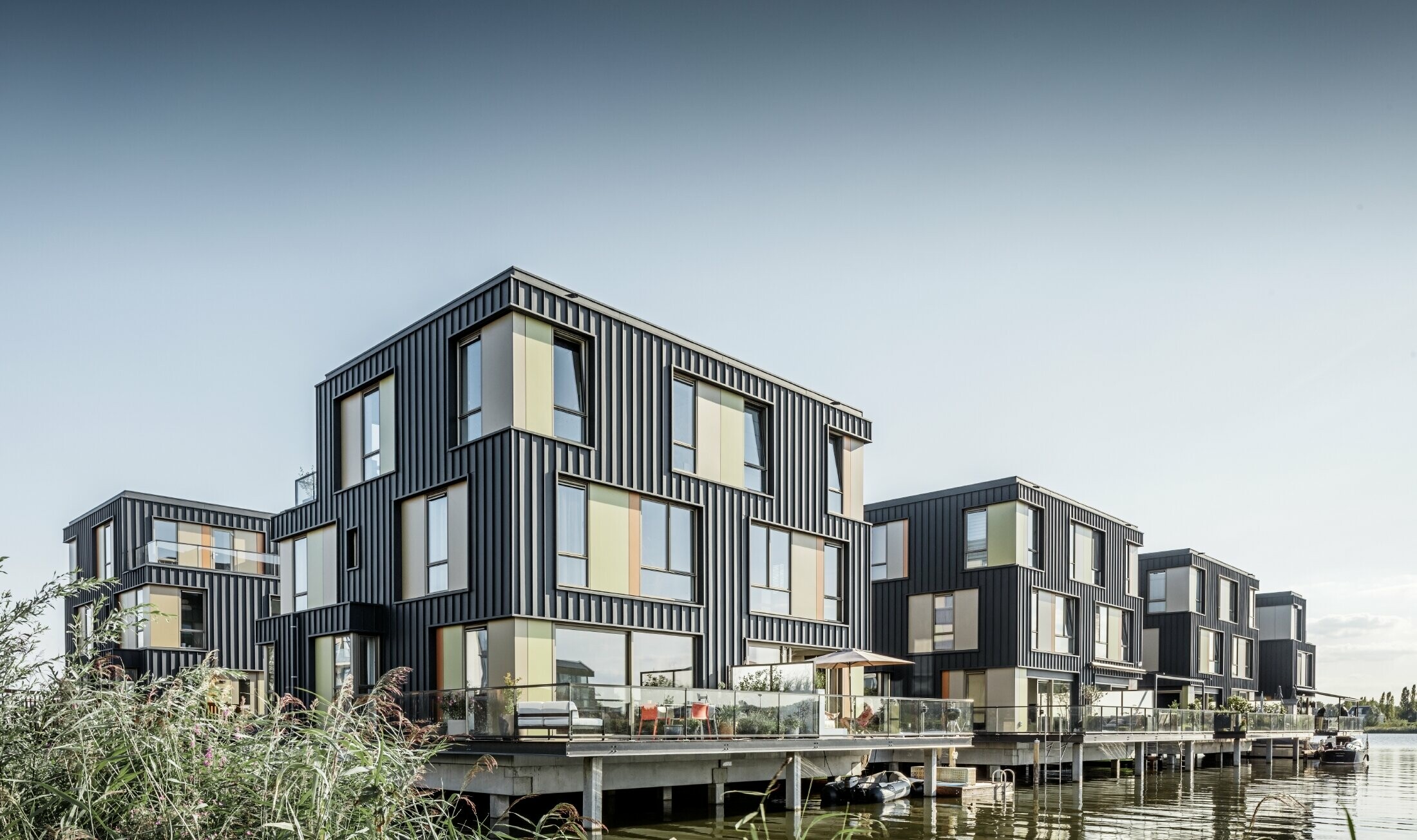 Novi stambeni park s dvostambenim zgradama na jezeru u Amsterdamu. Kuće su obložene Prefalzom tvrtke PREFA u P.10 antracit boji.