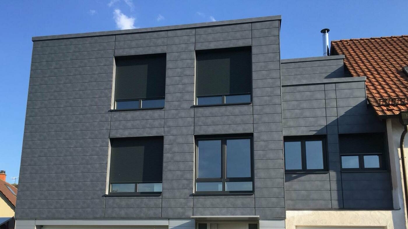 Oblikovanje fasade s aluminijskim panelima, fasadnim kazetama Siding u kameno sivoj tvrtke PREFA.