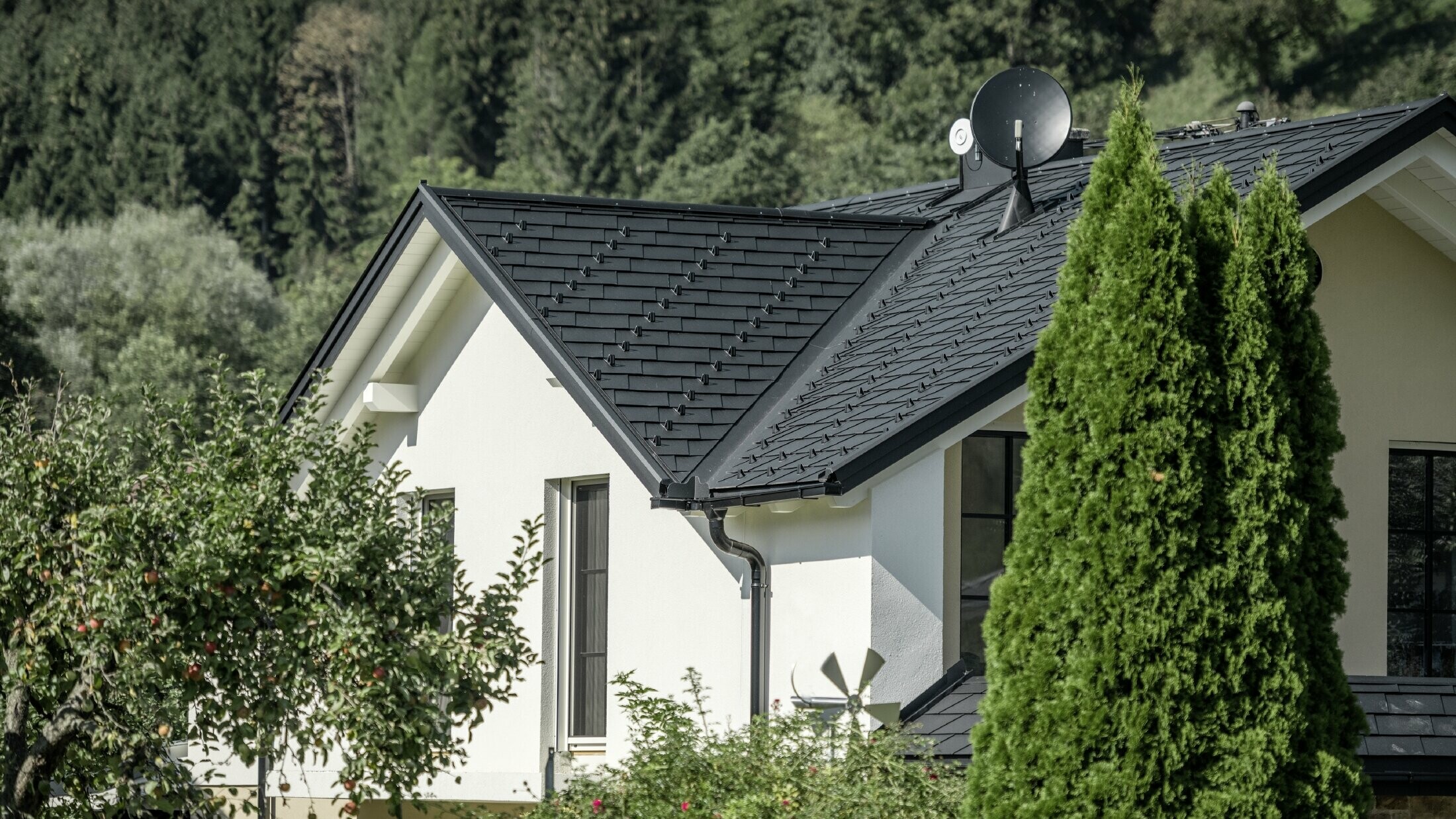Sanacija krova s PREFA aluminijskom šindrom u P.10 crnoj boji s upuštenom uvalom krova