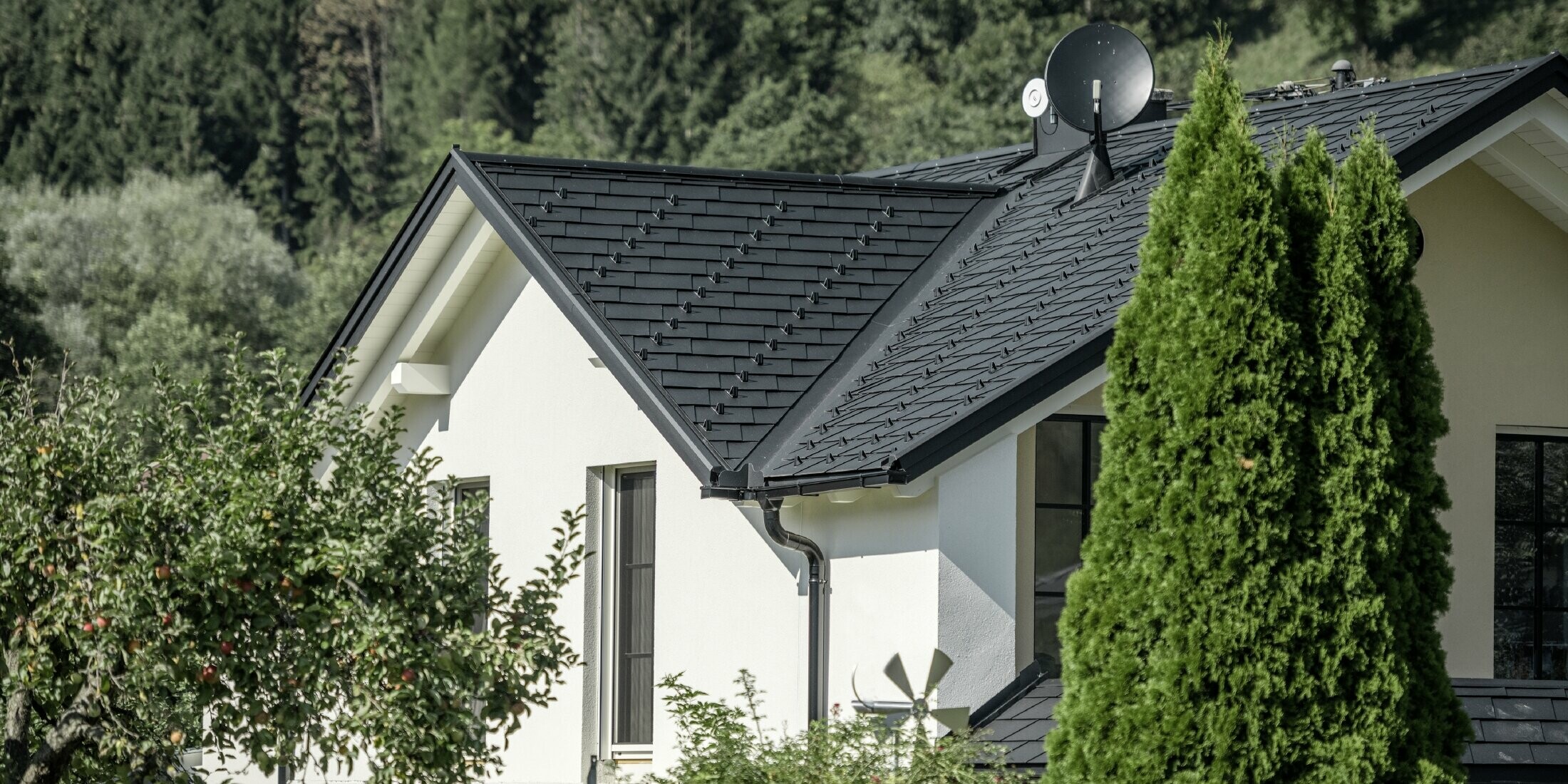 Sanacija krova s PREFA aluminijskom šindrom u P.10 crnoj boji s upuštenom uvalom krova