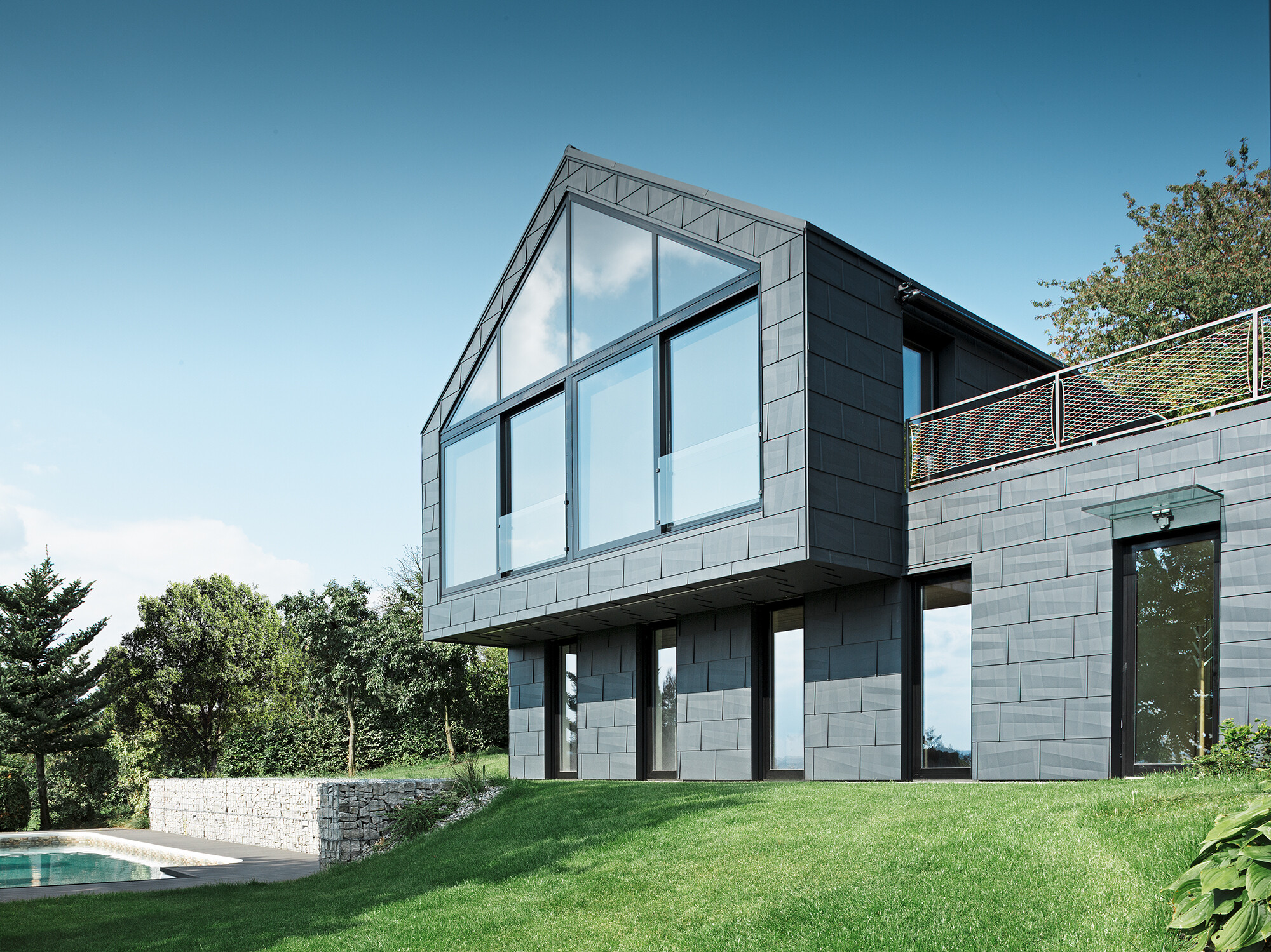 Podne: Vanjska zidna obloga s FX.12 u P.10 antracitnoj boji