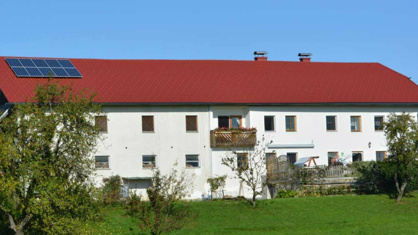 Seoska kuća nakon sanacije krova PREFA krovnom pločom u Austriji - prije toga Eternit vlaknasti cement