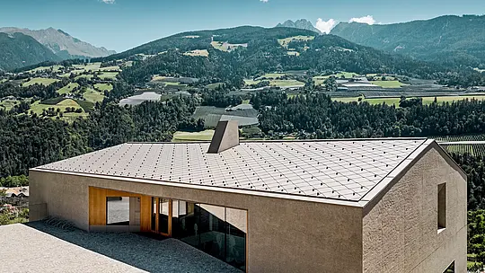 Obrazovni centar Riffian u Južnom Tirolu predstavlja modernu arhitekturu s PREFA krovnim rombovima 44 × 44 u boji P.10 Bronca. Dugotrajni aluminijski krov skladno se uklapa u planinski krajolik, odlikuje se preciznom izvedbom te trajno štiti dječji vrtić i osnovnu školu od vremenskih utjecaja.