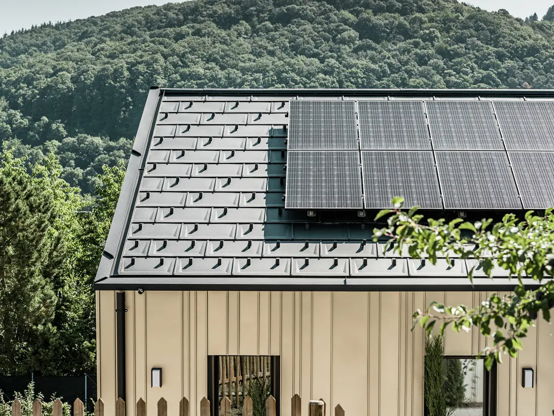 Kadar obiteljske kuće prekrivene DS.19 pločama sa PREFA solarnim montažnim sustavom.