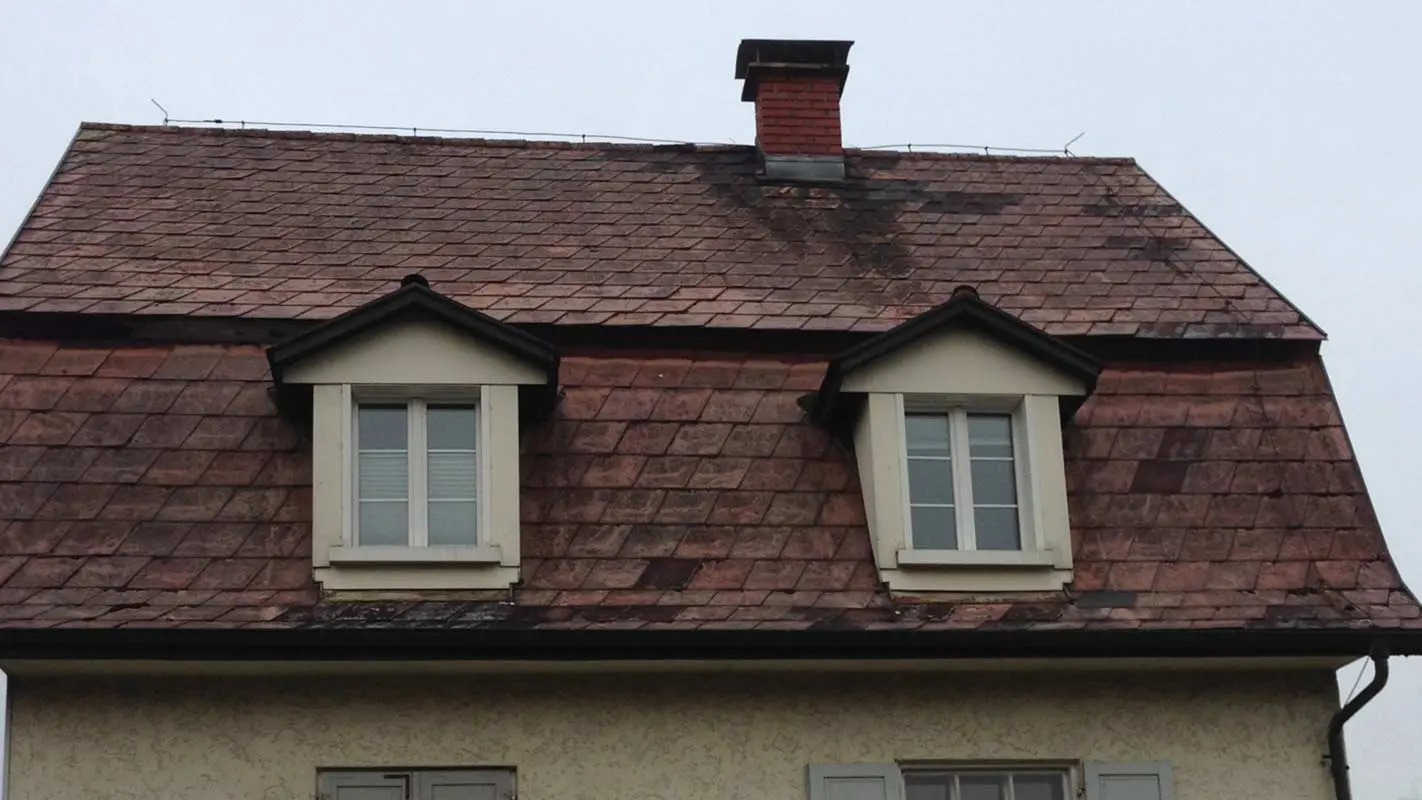 Mansardni krov prije sanacije krova PREFA krovnom pločom uključujući oblaganje krovne kućice