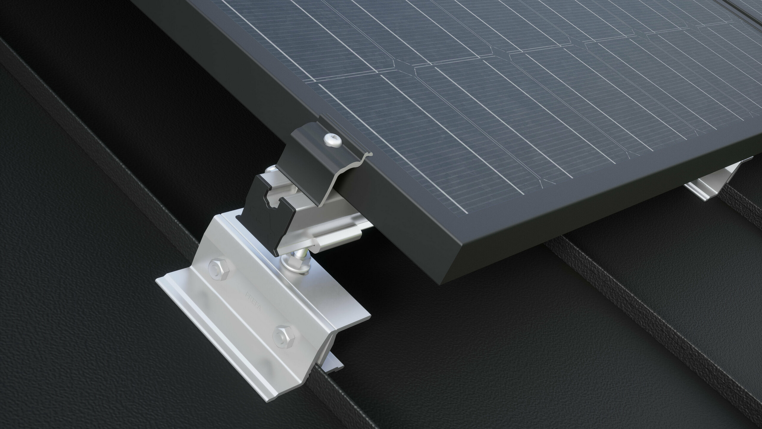 Krupni plan solarni držač PRE-VARIO PREFALZ, montiranog na tamni PREFA krov koji podupire nosivi profil. Solarni modul je pričvršćen na profilnu šinu pomoću PRE-VARIO završna spojnica za pričvršćenje modula.