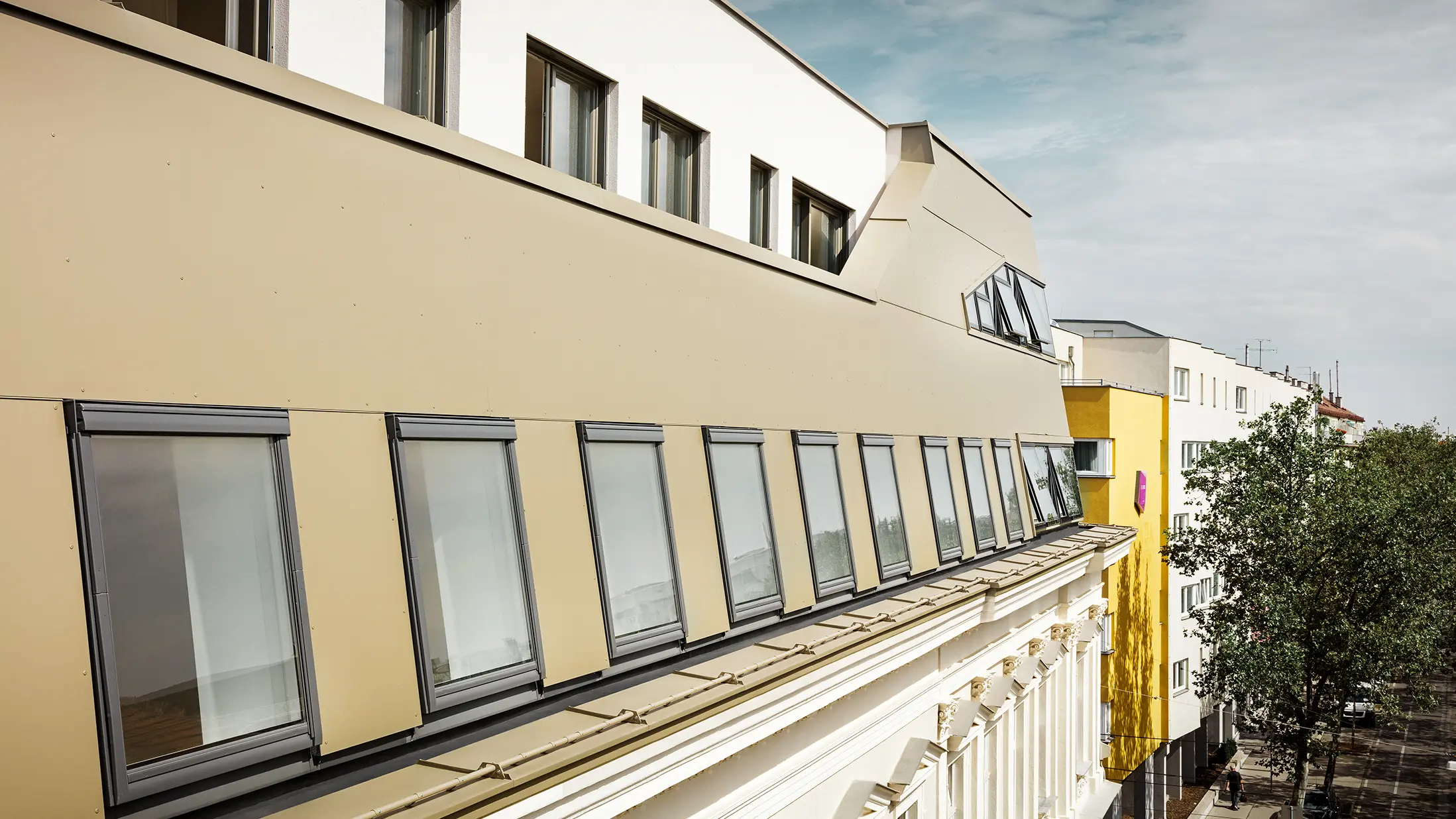 Uređenje potkrovlja u Schloßhofer Straße u Beču, s aluminijskim kompozitnim pločama u boji bronce od PREFE
