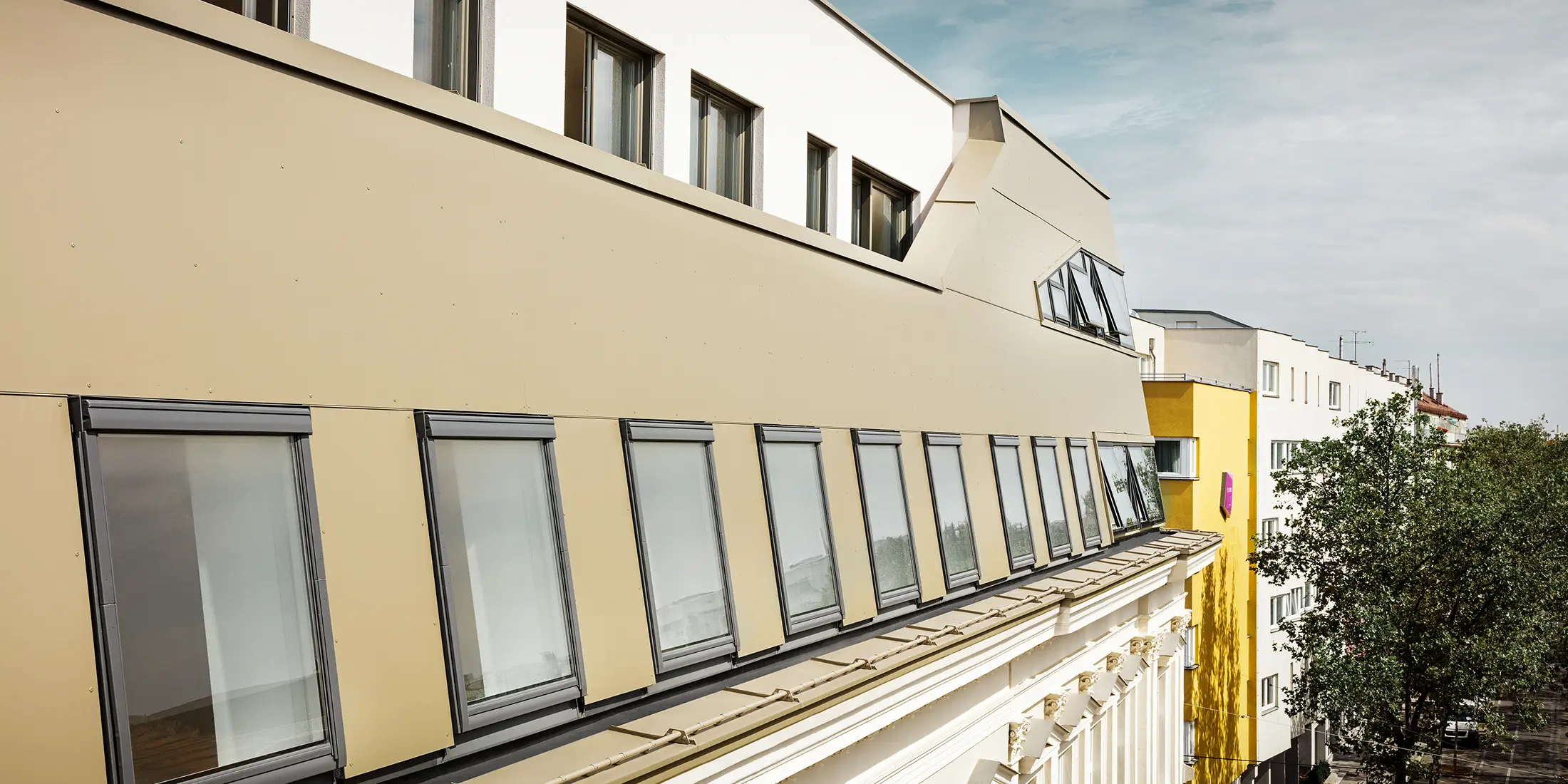 Uređenje potkrovlja u Schloßhofer Straße u Beču, s aluminijskim kompozitnim pločama u boji bronce od PREFE