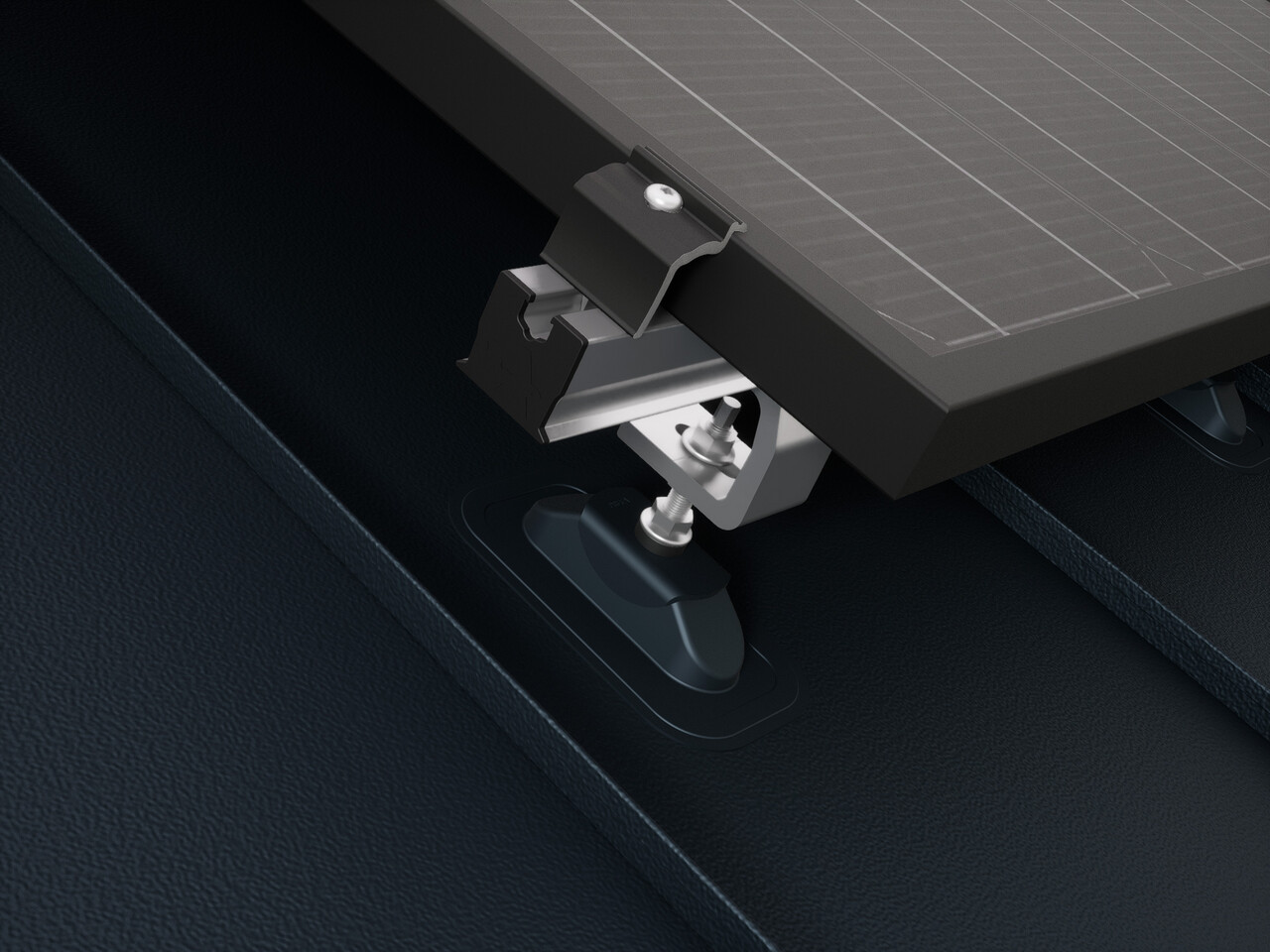 Krupni plan solarni držač PRE-VARIO Sunny, montiranog na PREFALZ krov koji podupire nosivi profil. Solarni modul je pričvršćen na profilnu šinu pomoću PRE-VARIO završna spojnica za pričvršćenje modula.