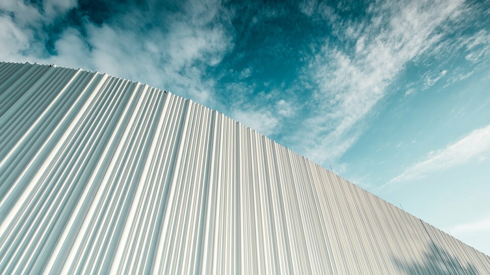 Oduzimajuća arhitektura s bijelom PREFA aluminijskom fasadom u Walter Business-Parku kod Beča. Fasada od izrađenih individualnih profila stvara fascinantnu igru svjetla i sjene zahvaljujući svom tečnom, valovitom obliku. Tri različita oblika profila osiguravaju izvanredan osjećaj dubine i daju zgradi stilistički jasnu, a istovremeno dinamičnu estetiku. Dugotrajna, otpornna na vremenske uvjete PREFA površina spaja modernu estetiku s funkcionalnom savršenošću – pravi vrhunac suvremenog oblikovanja fasada, koji vizualno ističe arhitektonsku kvalitetu i tehničku dovršenost.