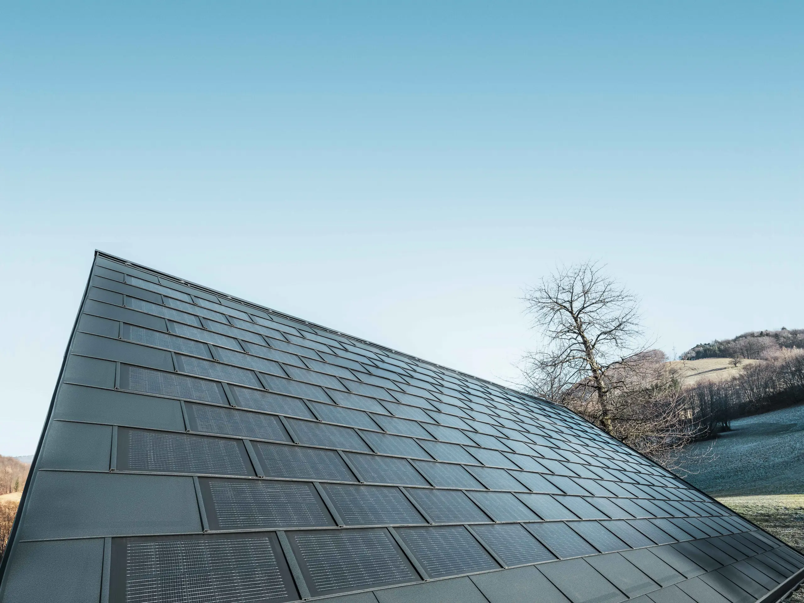 Kadar položene površine sa solarnom krovnom pločom u antracit boji u kombinaciji s krovnom pločom R.16