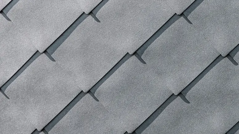 Detaljni prikaz PREFA aluminijskog zidnog romba 44 × 44 u P.10 kameno sivoj boji
