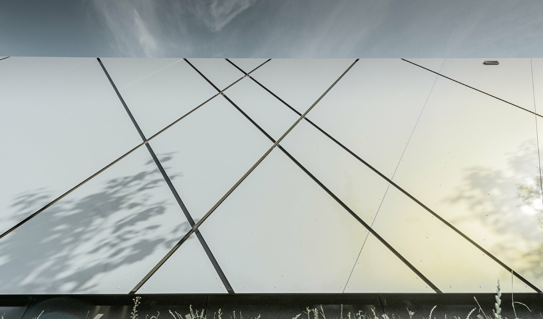 Uzorak fuga na podružnici Eurospara u Welsu; Fasadna obloga s PREFA aluminijskom kompozitnom pločom u srebrno zlatnoj spojena zakovicama;