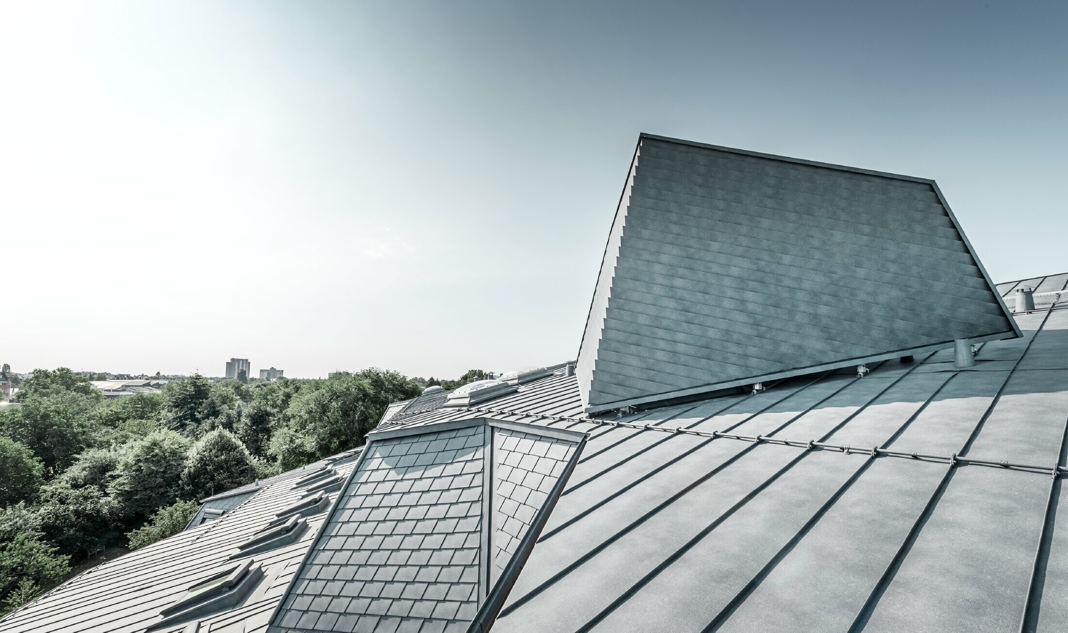 Raskošni detalji na kući Aja Textor-Goethe u Frankfurtu, pokrivenoj krovom od stojećeg falca Prefalz u kameno sivoj i PREFA krovnom šindrom