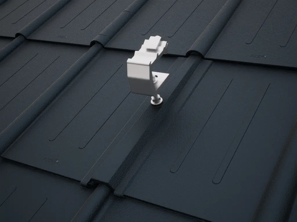 Detaljan prikaz PRE-VARIO Sunny specijalnog solarnog držača, montiranog na tamni krov prekriven PREFA krovnim ploča.