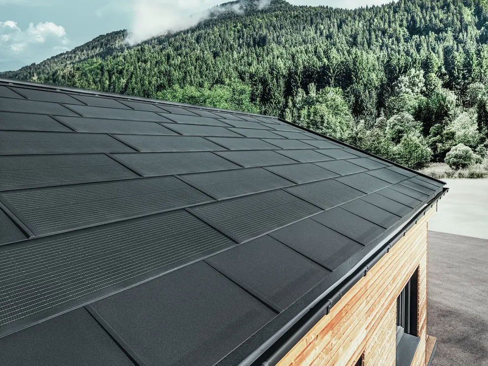 PREFA solarna krovna ploča u velikoj izvedbi kombinirana s krovnom pločom R.16